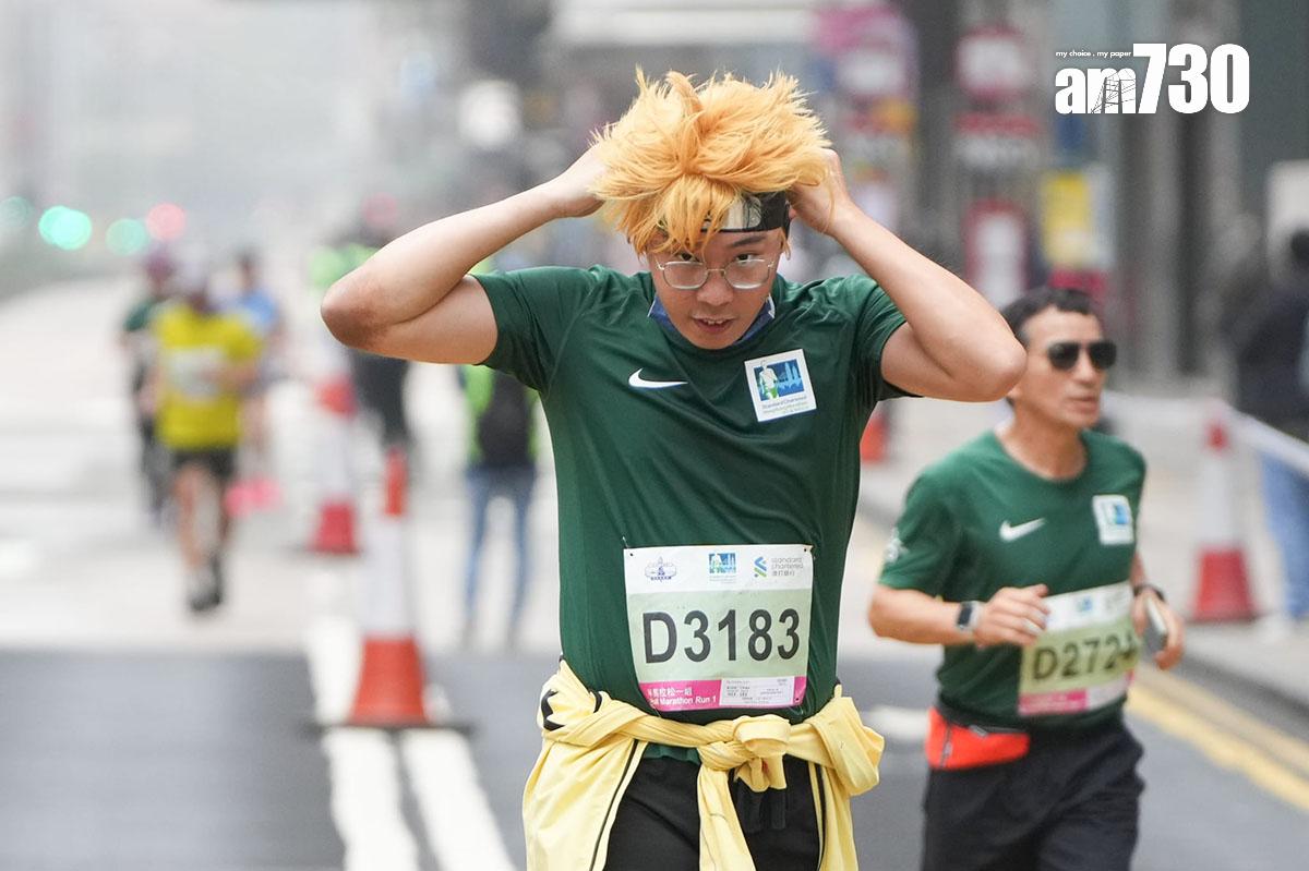 渣打馬拉松2月12日舉行,跑手們都努力向終點進發。(李睿哲攝)