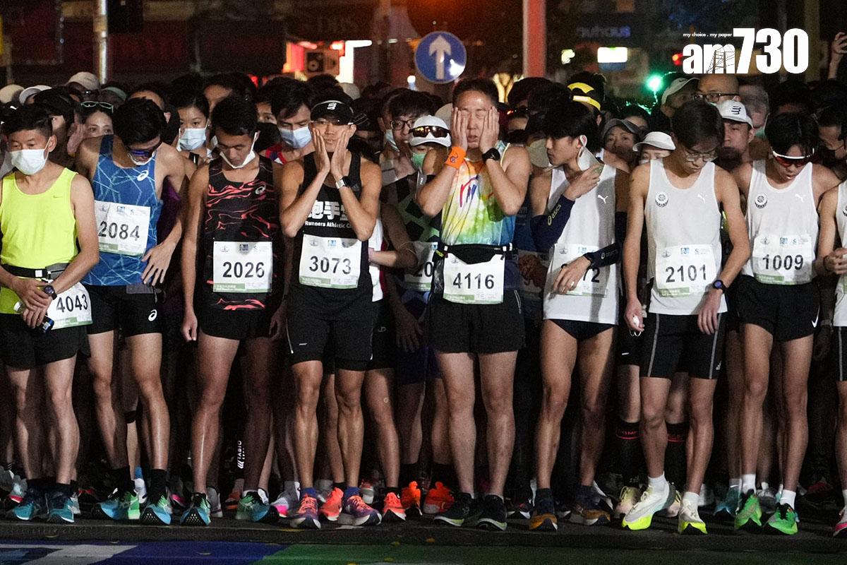 渣打馬拉松2月12日舉行,清晨在尖沙咀正式開跑。(李睿哲攝)