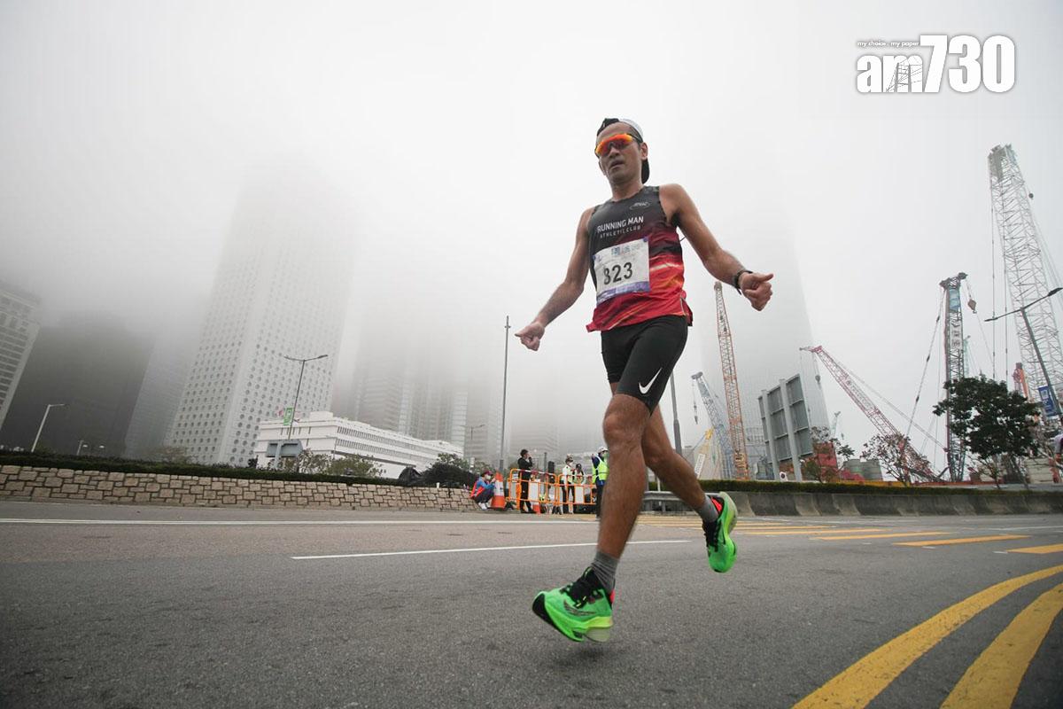 渣打馬拉松2月12日舉行,跑手們都努力向終點進發。(李睿哲攝)