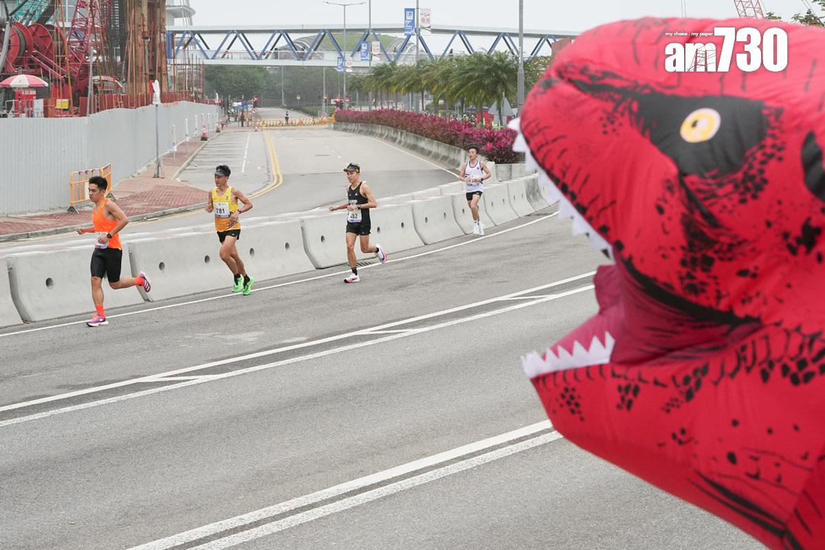 渣打馬拉松2月12日舉行,跑手們都努力向終點進發。(李睿哲攝)
