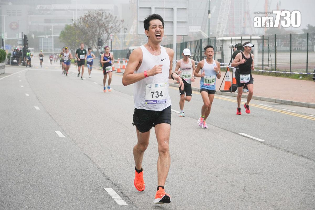 渣打馬拉松2月12日舉行,跑手們都努力向終點進發。(李睿哲攝)