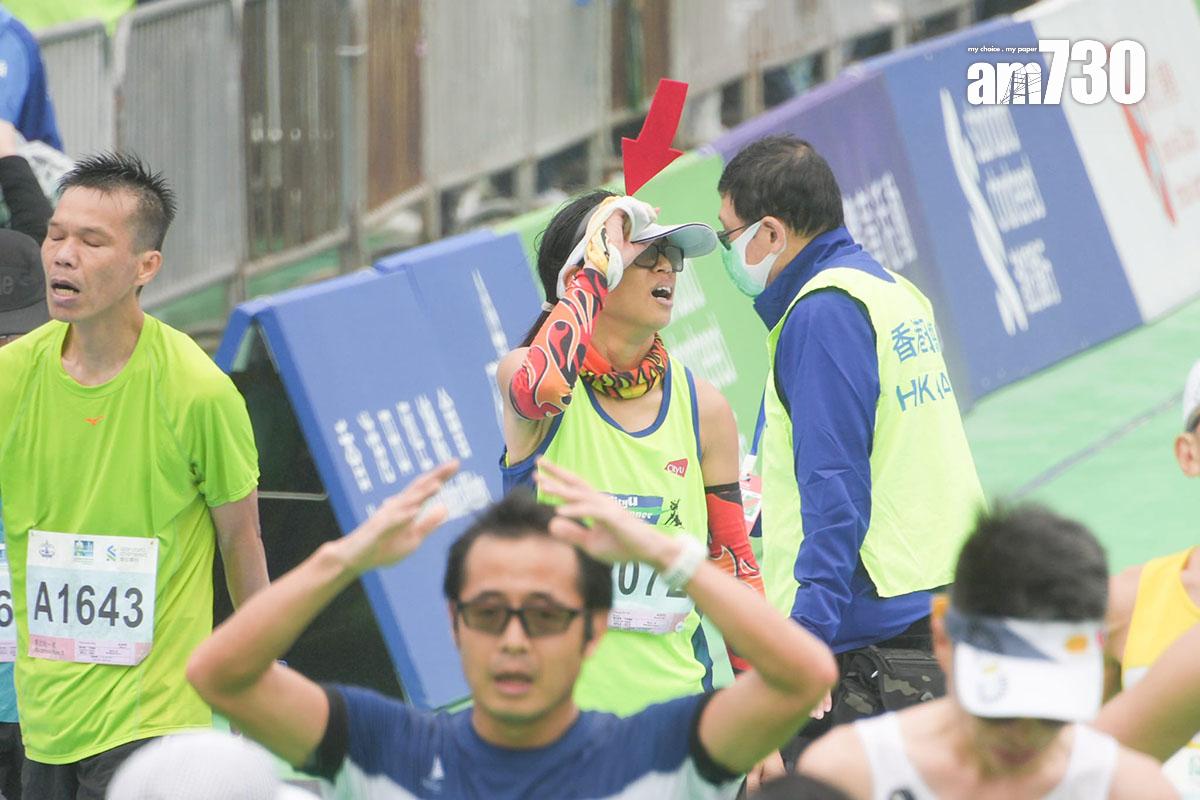 渣打馬拉松2月12日舉行,跑手陸續抵達設於銅鑼灣維多利亞公園的終點。(李睿哲攝)