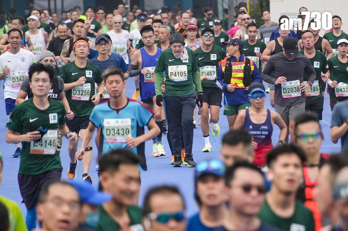 渣打馬拉松2月12日舉行,跑手陸續抵達設於銅鑼灣維多利亞公園的終點。(李睿哲攝)