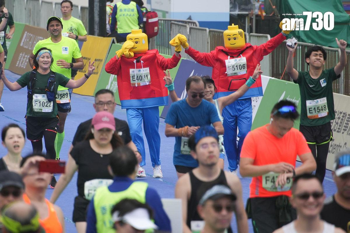 渣打馬拉松2月12日舉行,跑手陸續抵達設於銅鑼灣維多利亞公園的終點,有參加者打扮成LEGO人仔。(李睿哲攝)