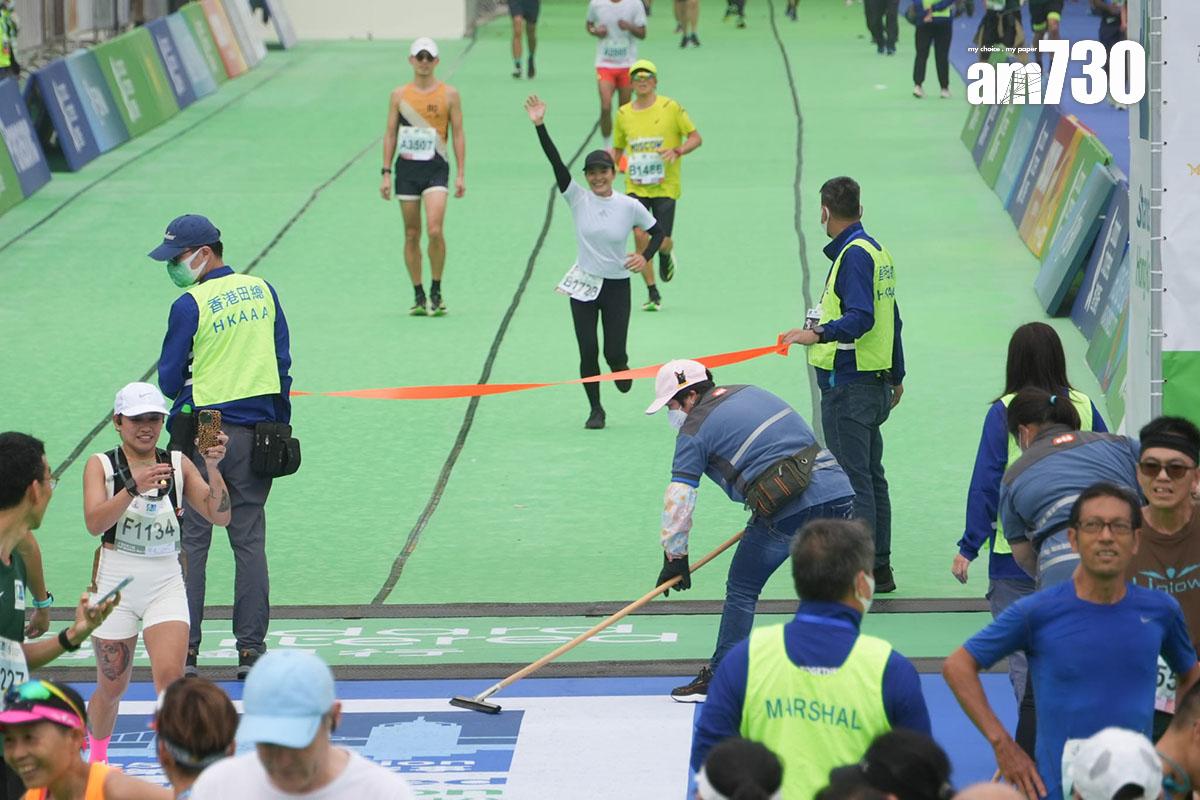 渣打馬拉松2月12日舉行,跑手陸續抵達設於銅鑼灣維多利亞公園的終點。(李睿哲攝)