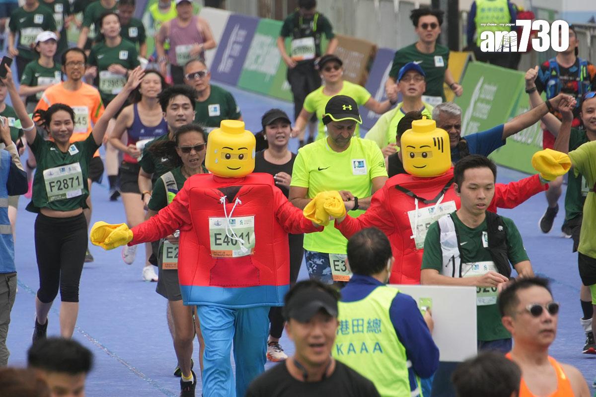 渣打馬拉松2月12日舉行,跑手陸續抵達設於銅鑼灣維多利亞公園的終點,有參加者打扮成LEGO人仔。(李睿哲攝)