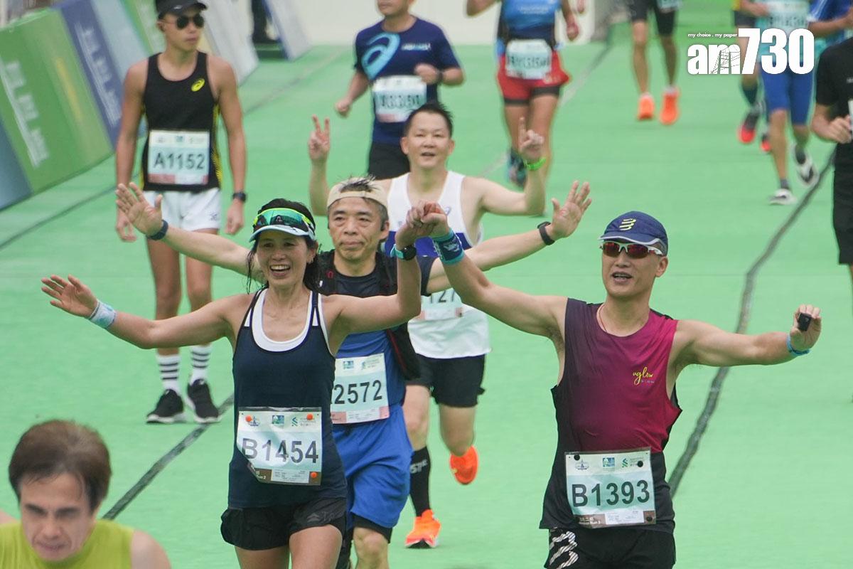 渣打馬拉松2月12日舉行,跑手陸續抵達設於銅鑼灣維多利亞公園的終點。(李睿哲攝)