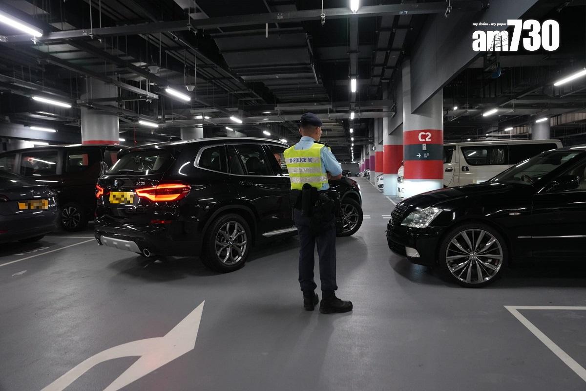 香園圍邊境管制站停車場泊位供不應求,有警員在場內巡邏。(陳奕釗攝)