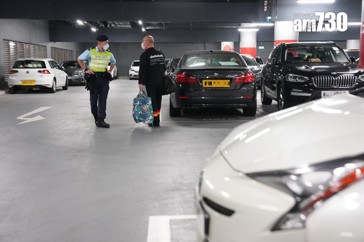 香園圍邊境管制站停車場泊位供不應求,有警員在場內巡邏。(陳奕釗攝)