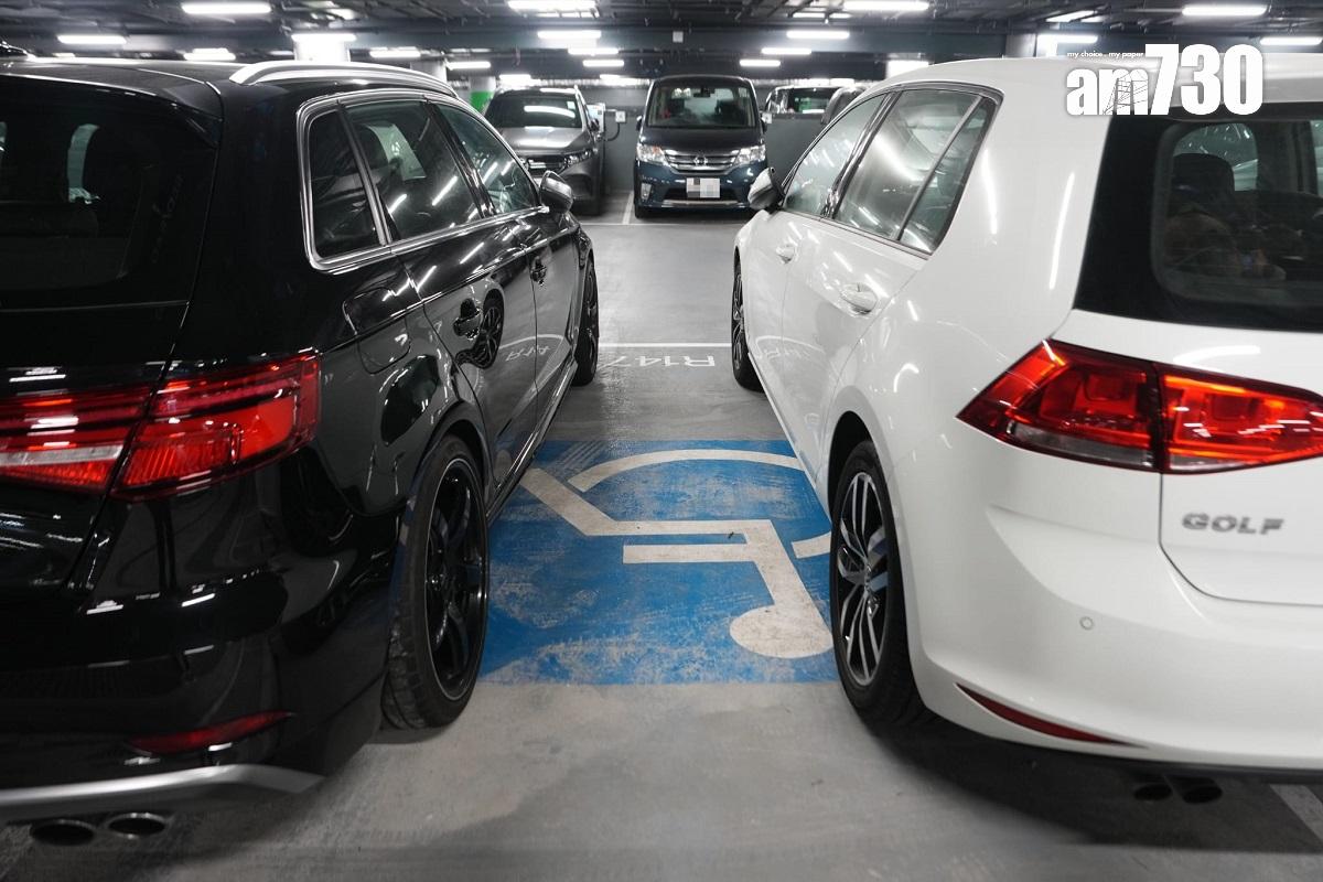 香園圍邊境管制站停車場泊位供不應求,有私家車要共用泊位。(陳奕釗攝)