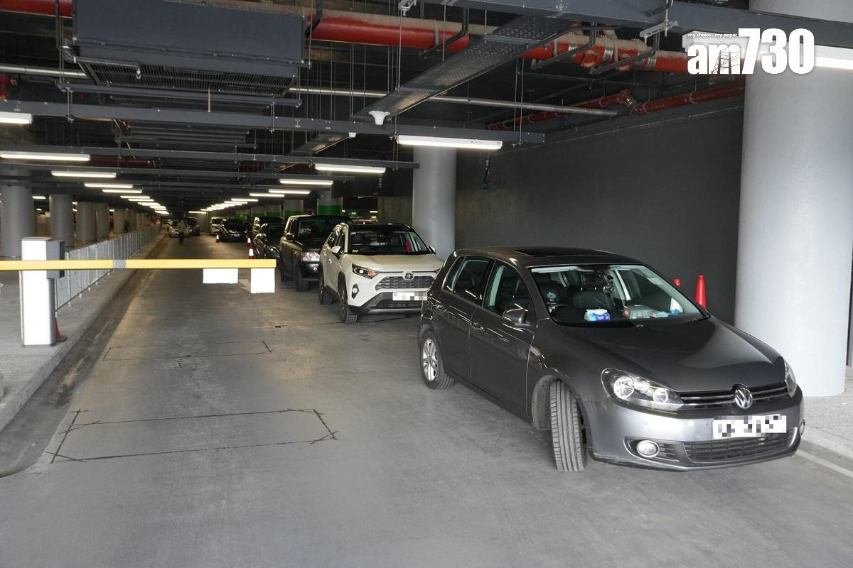 香園圍邊境管制站停車場泊位供不應求,有私家車獲安排泊在通道一側。(陳奕釗攝)