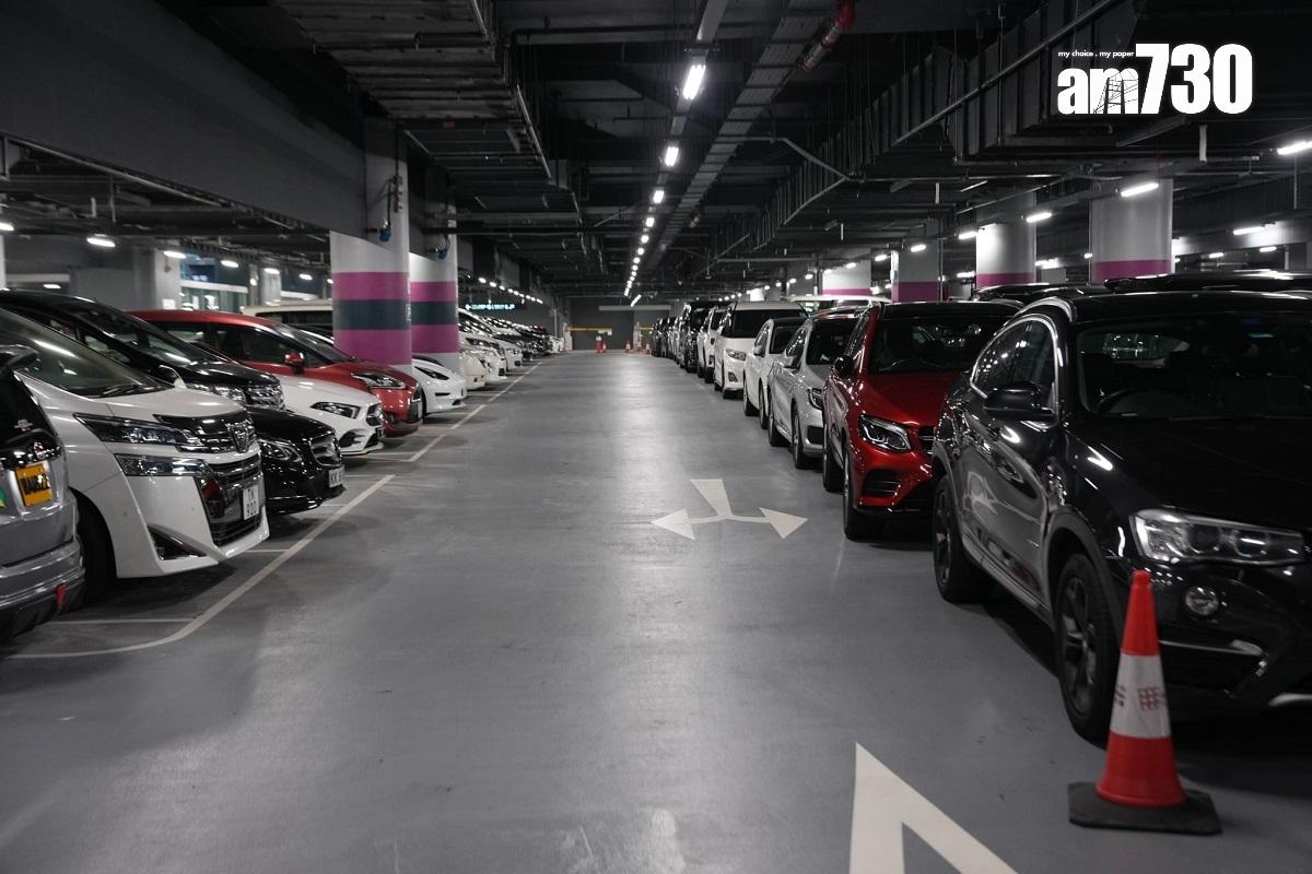 香園圍邊境管制站停車場泊位供不應求,有私家車獲安排泊在通道一側。(陳奕釗攝)