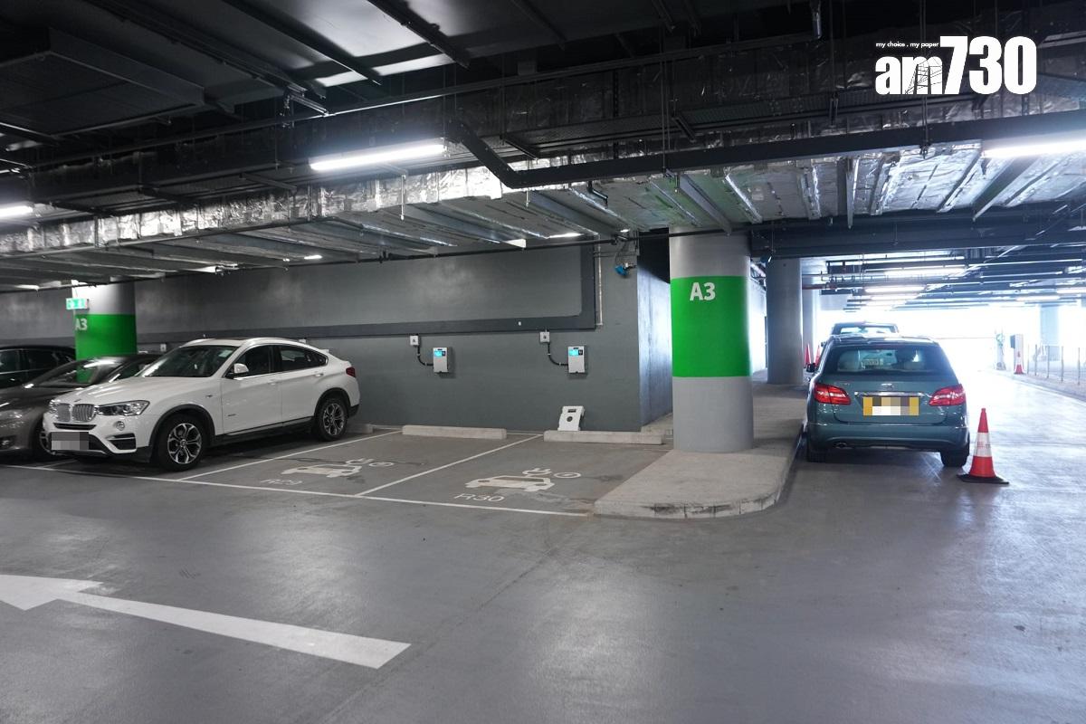 香園圍邊境管制站停車場泊位供不應求,有私家車獲安排泊在通道一側。(陳奕釗攝)