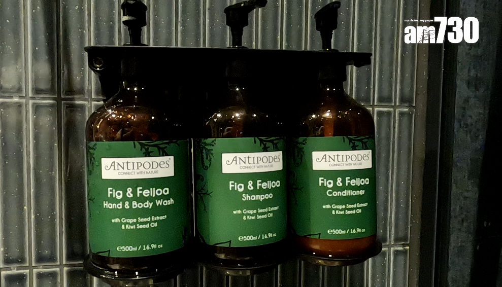 淋浴空間備有洗頭水、沐浴露及護髮素等。