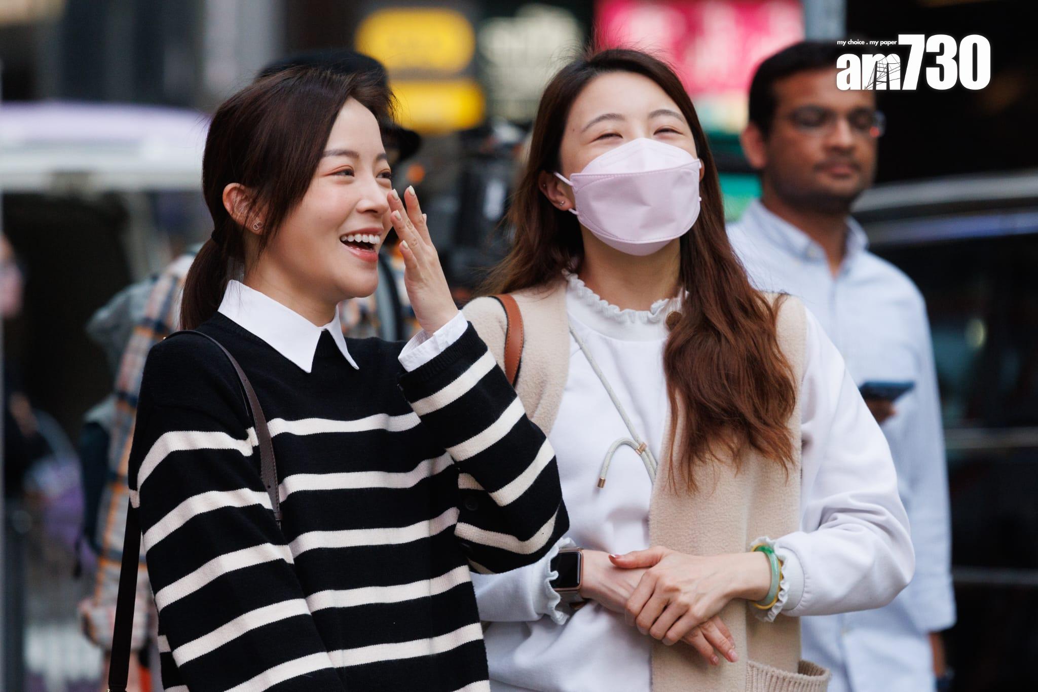 歷時近千日的口罩令今起全面撤銷,有女士在街上不戴口罩,重現笑顏。(蘇文傑攝)