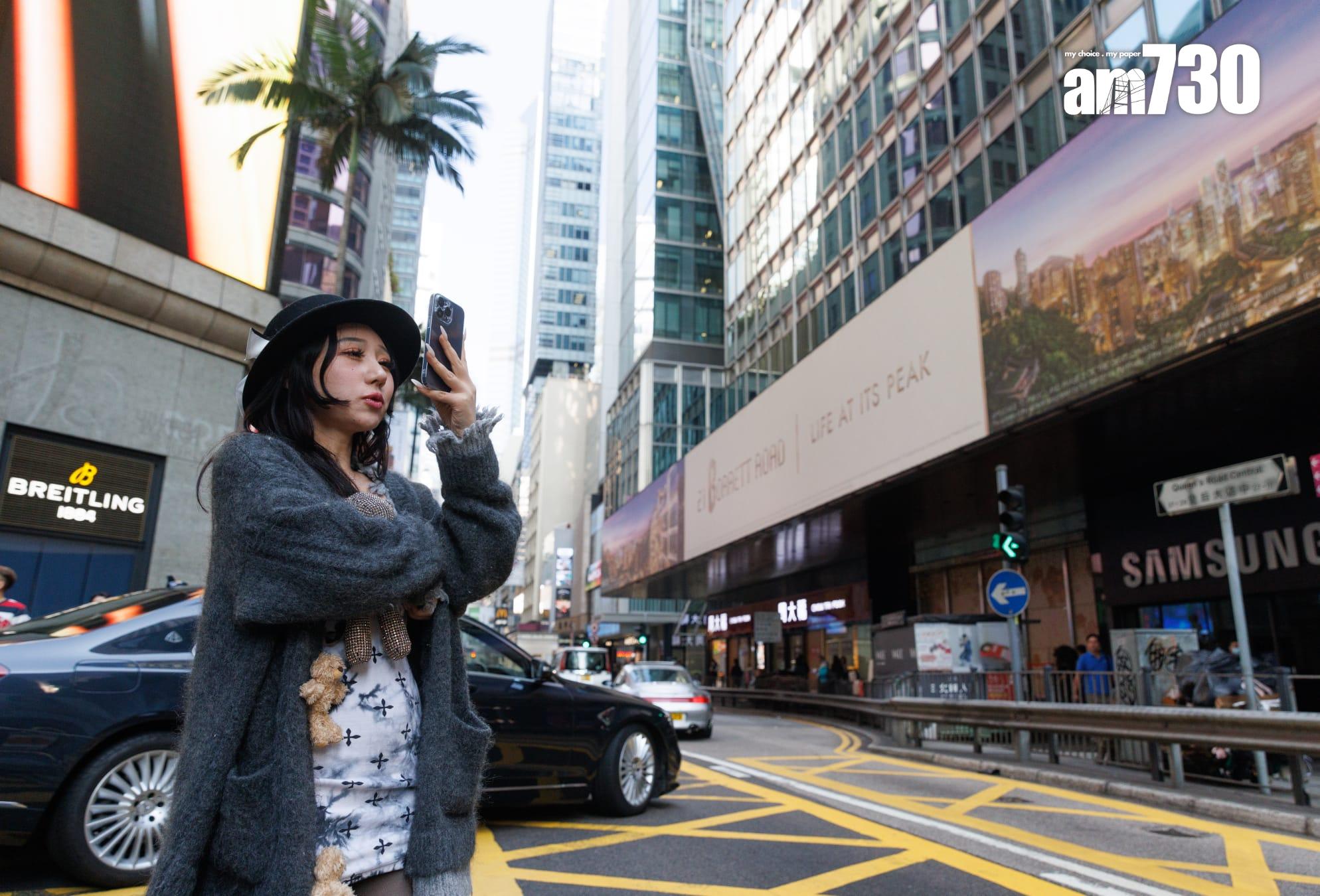 有女士在街上不戴口罩自拍。(蘇文傑攝)