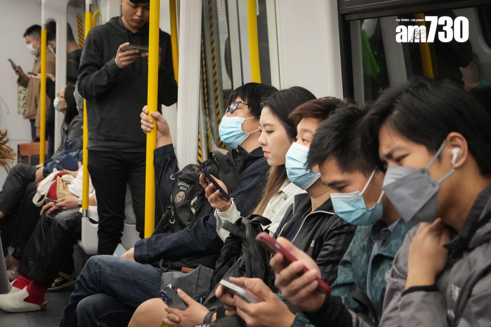 有女士選擇搭地鐵不戴口罩。(蘇文傑攝)