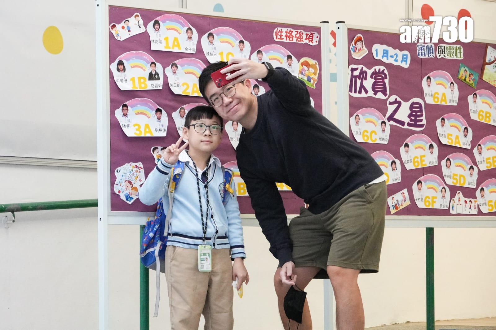 家長和學童終於可以放心地脫罩自拍。(李睿哲攝)