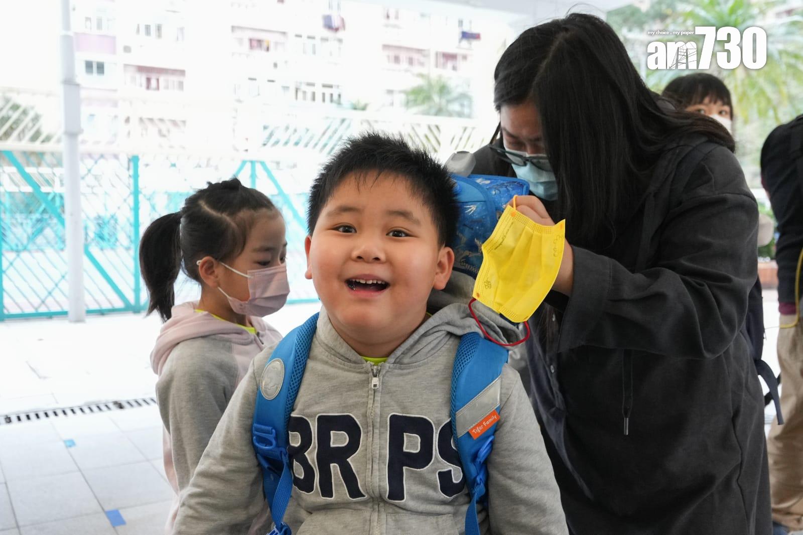 學童上學可以毋須再戴口罩。(李睿哲攝)