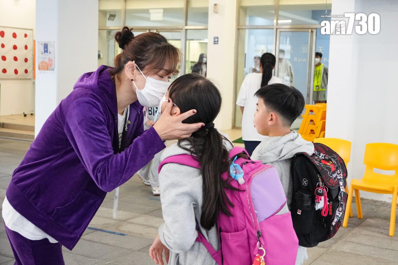 有學童仍然選擇戴口罩。(李睿哲攝)
