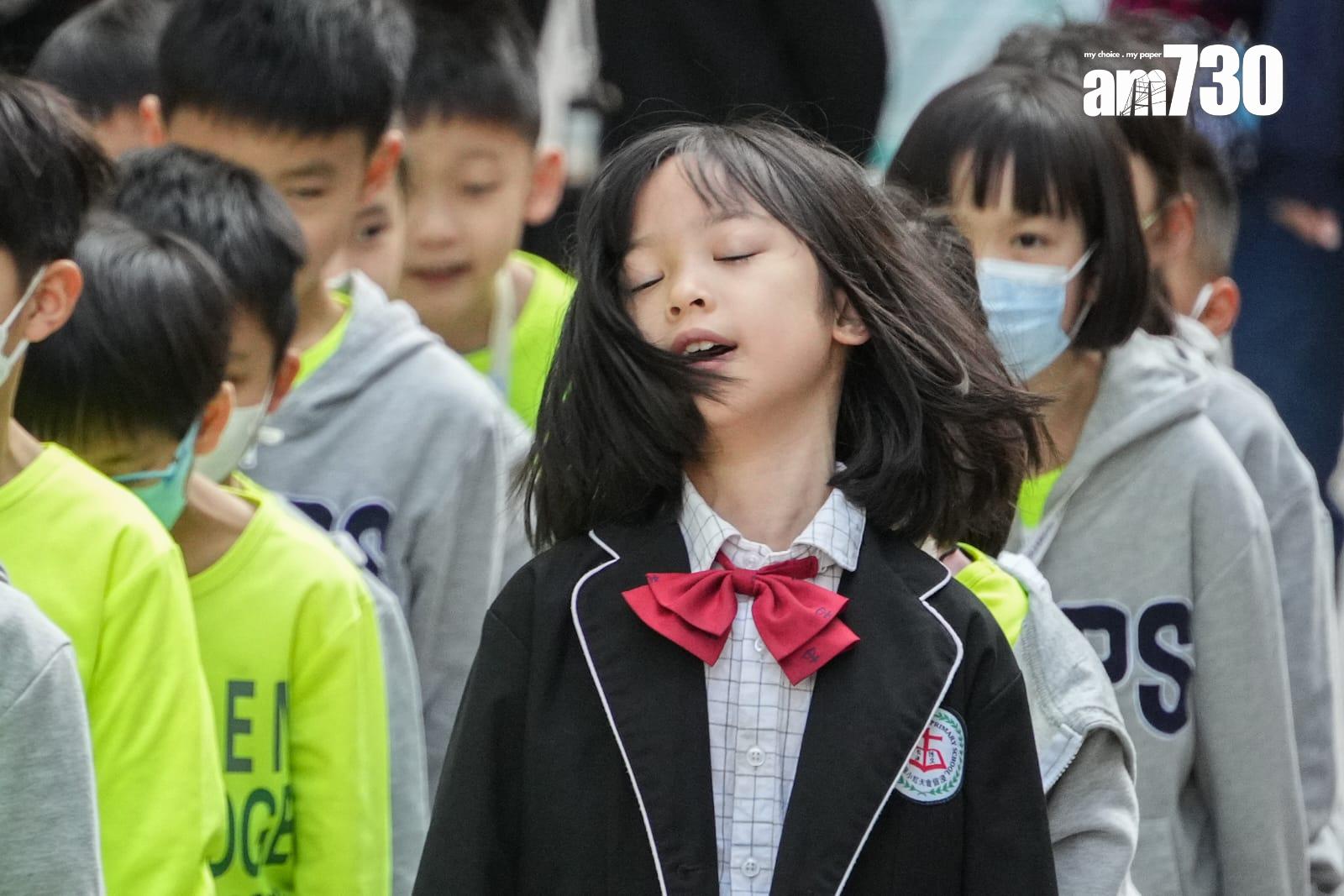 口罩令今起撤銷,學童可自由選擇是否要戴口罩。(李睿哲攝)