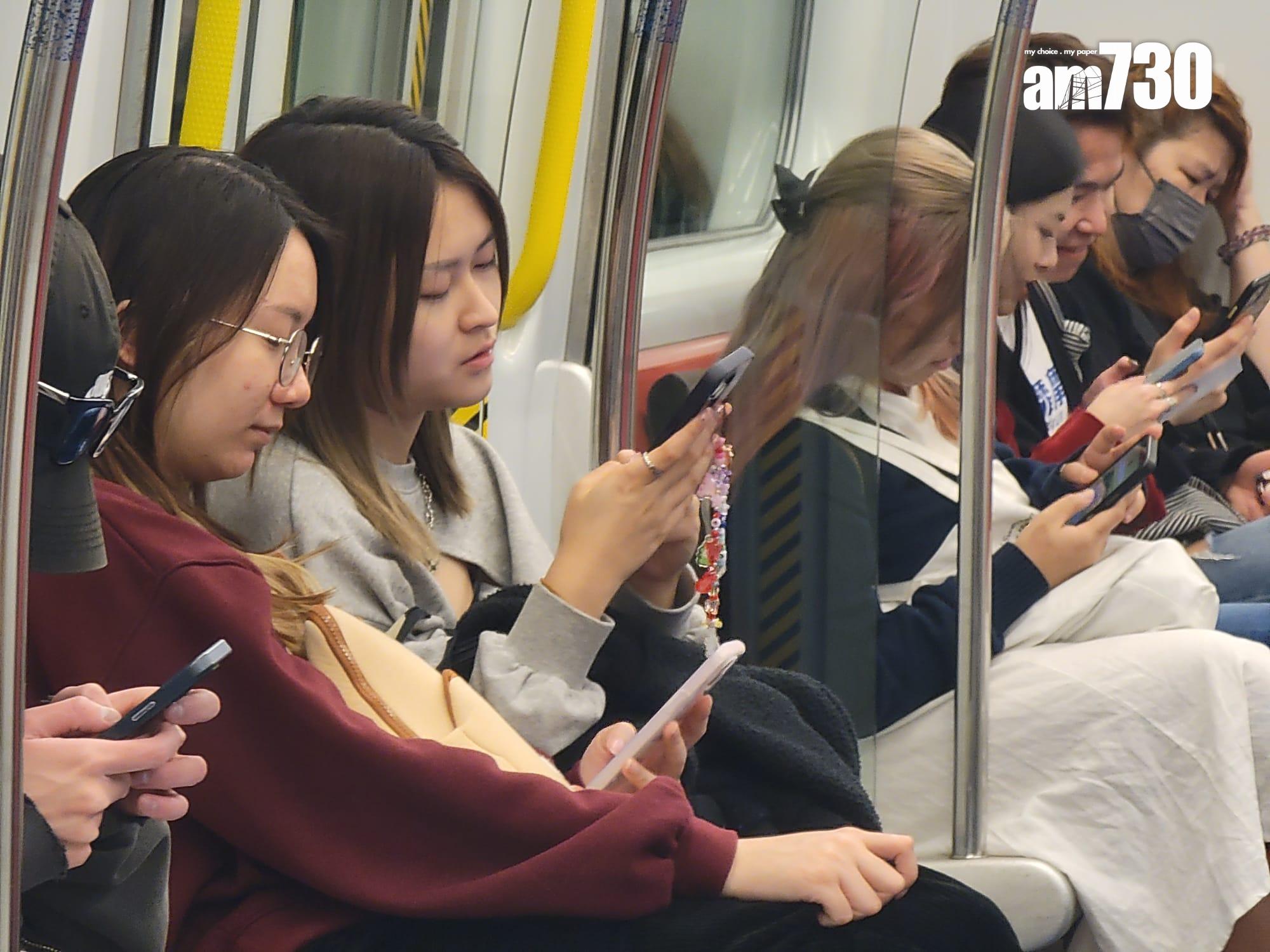 有女士搭地鐵選擇不戴口罩。(鍾式明攝)