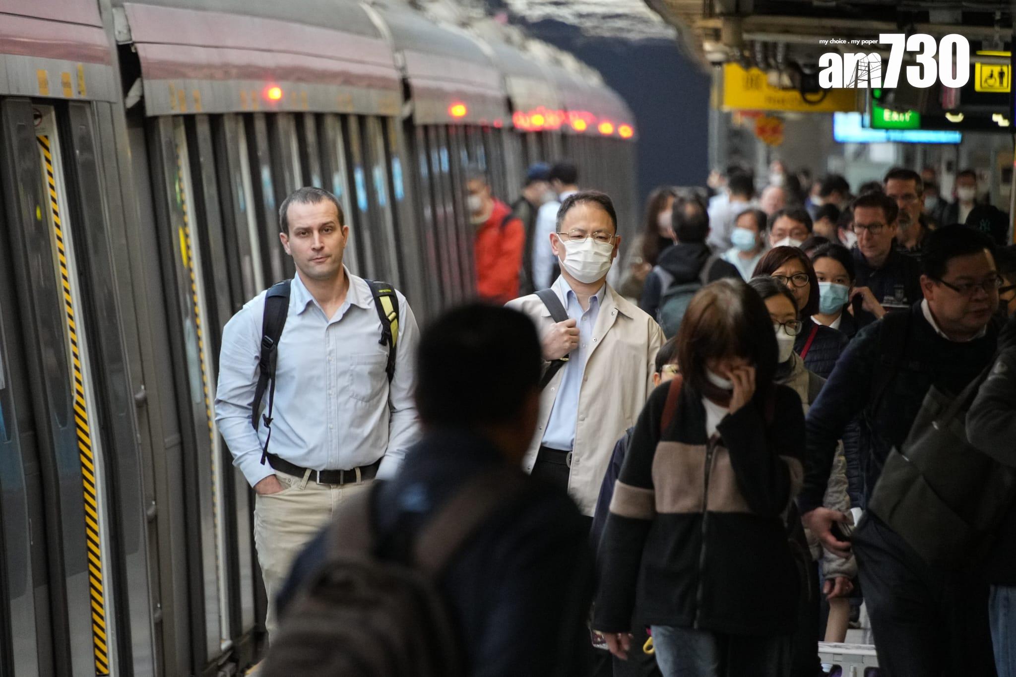 搭地鐵毋須再戴口罩。(李睿哲攝)