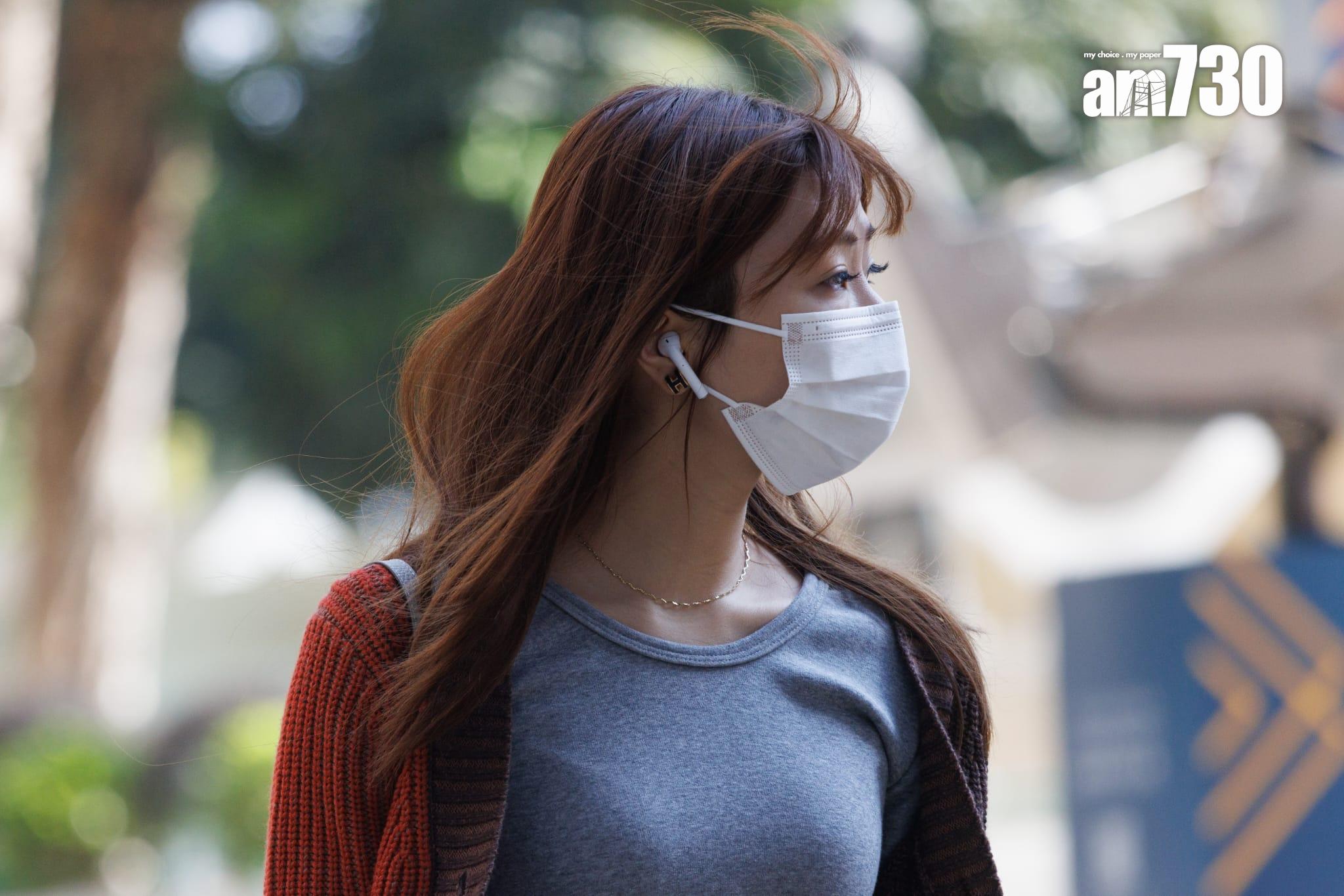 中環有女士選擇繼續在街上戴口罩。(蘇文傑攝)