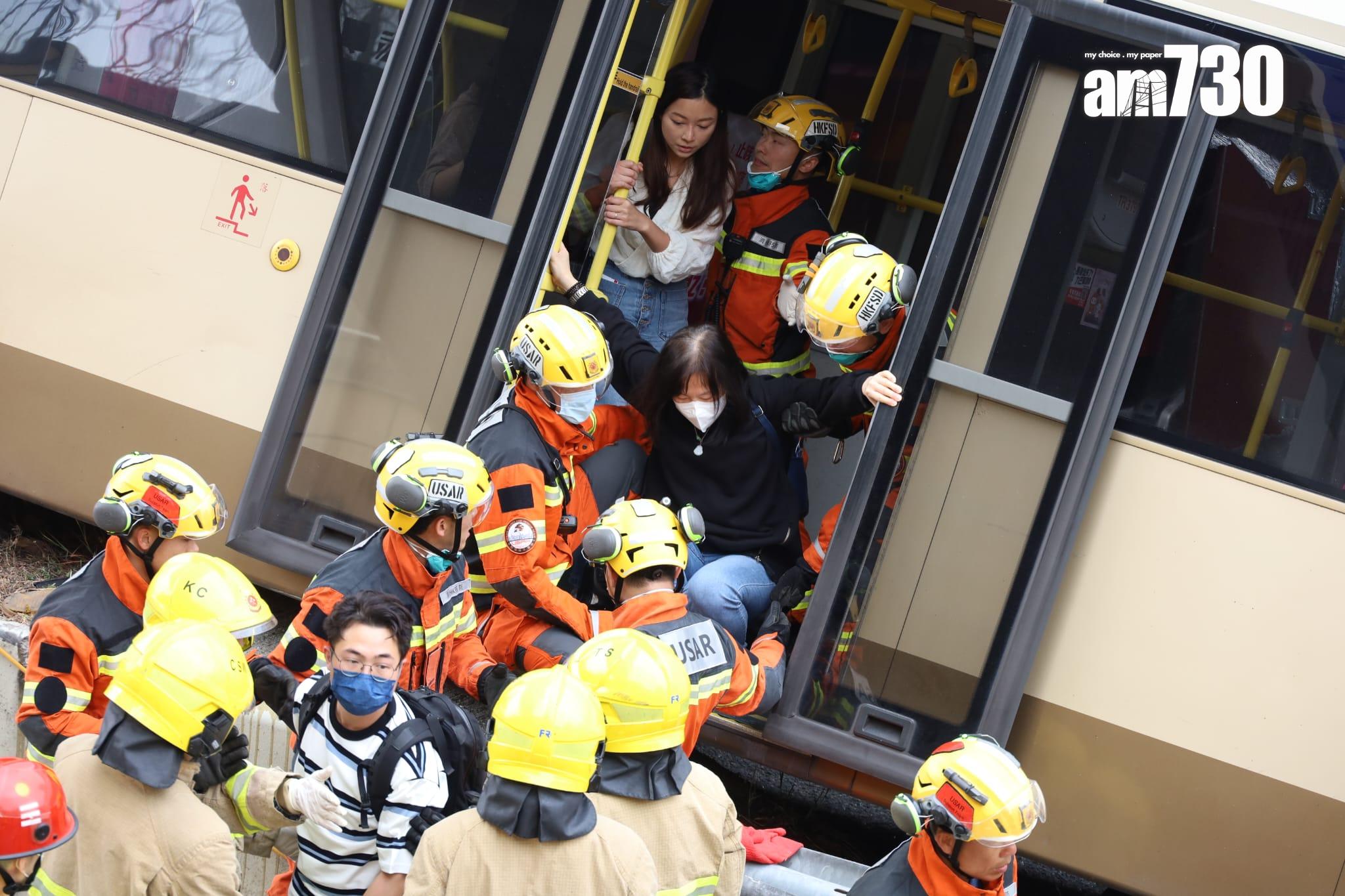 白衣女子最終被消防救出。(鍾式明攝)