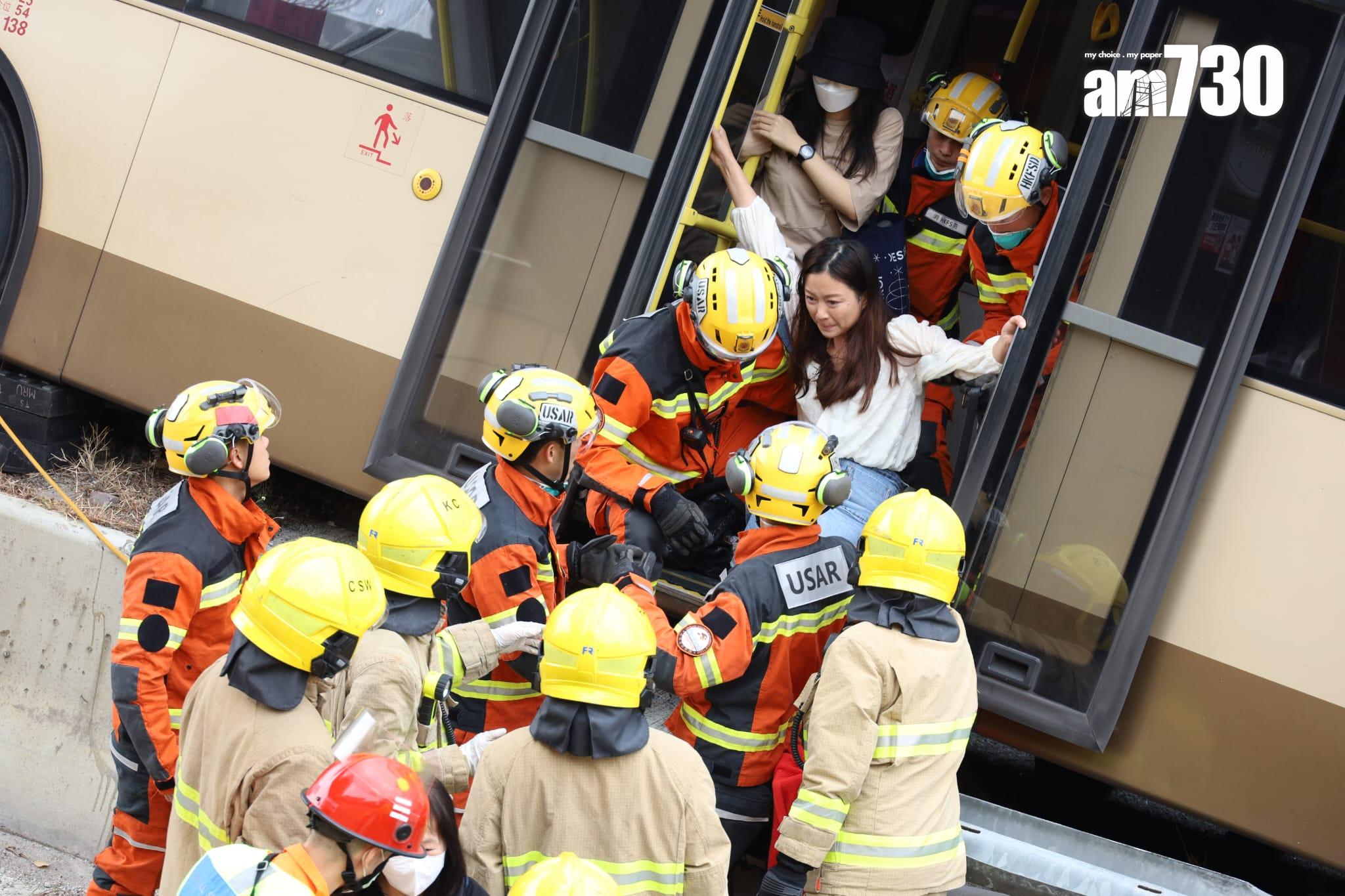 白衣女子最終被消防救出。(鍾式明攝)