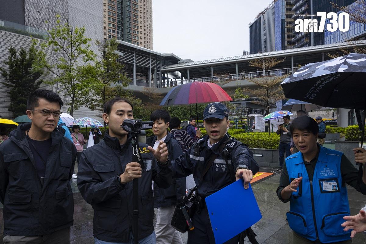 將軍澳有居民參與遊行和集會,反對區內填海和興建厭惡性設施,大批警員在場監察和紀錄情況。(美聯社)