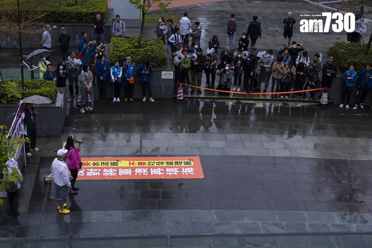 將軍澳有居民參與遊行和集會,反對區內填海和興建厭惡性設施,參與者均需要掛上號碼牌供識別。(美聯社)