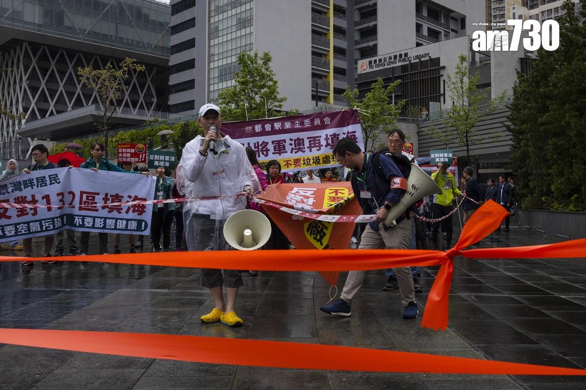 將軍澳有居民參與遊行和集會,反對區內填海和興建厭惡性設施,參與者均需要掛上號碼牌供識別。(美聯社)