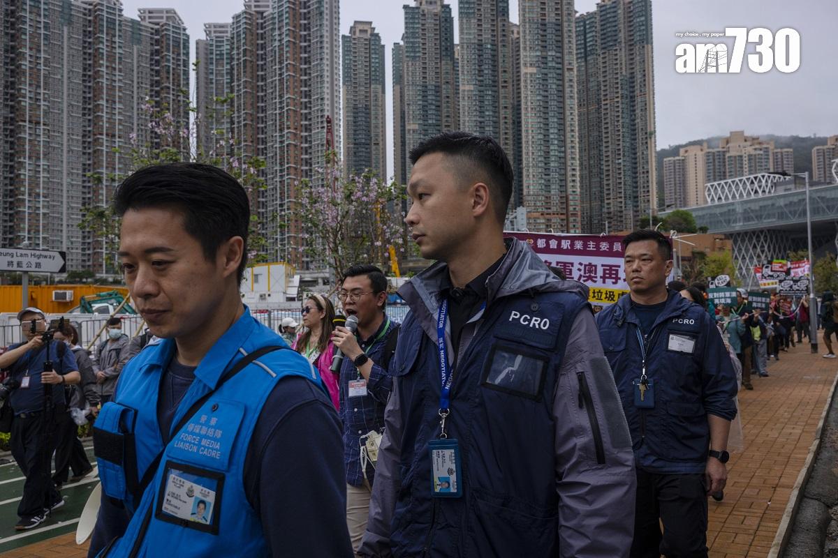 將軍澳有居民參與遊行和集會,反對區內填海和興建厭惡性設施,大批警員在場監察和紀錄情況。(美聯社)