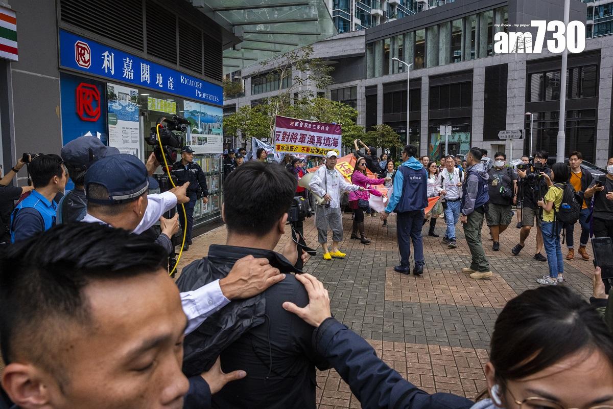 將軍澳有居民參與遊行和集會,反對區內填海和興建厭惡性設施,大批警員在場監察和紀錄情況。(美聯社)