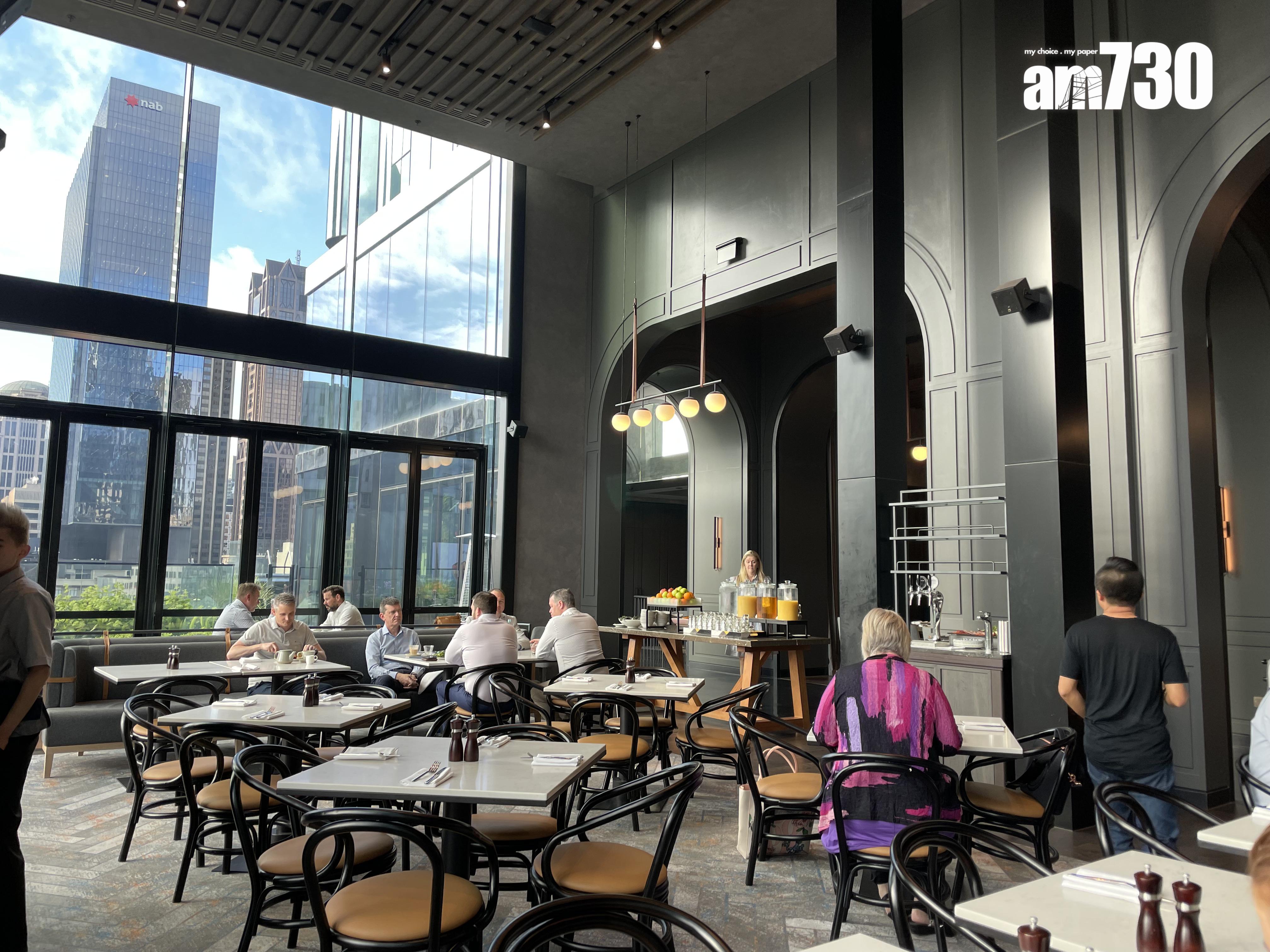 餐廳整個環境都被透明玻璃包圍。