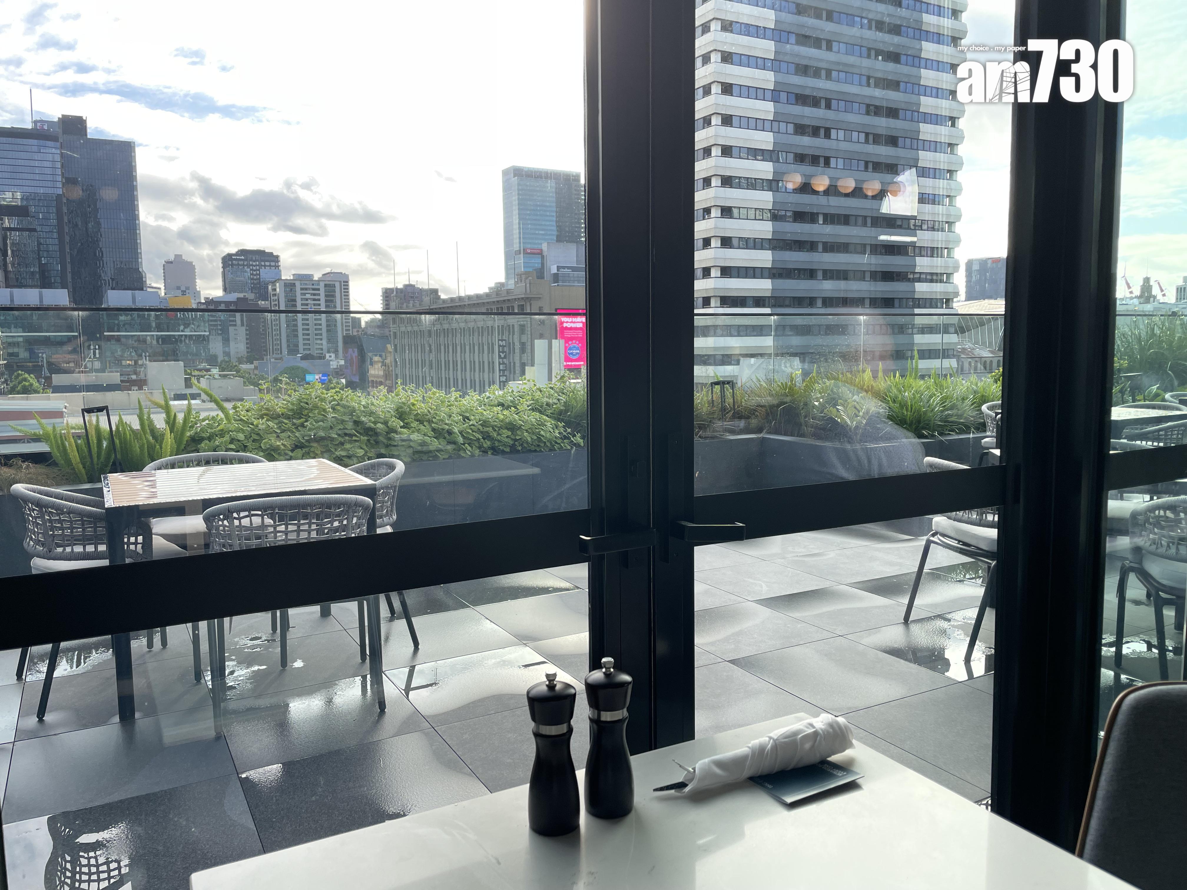 餐廳整個環境都被透明玻璃包圍。