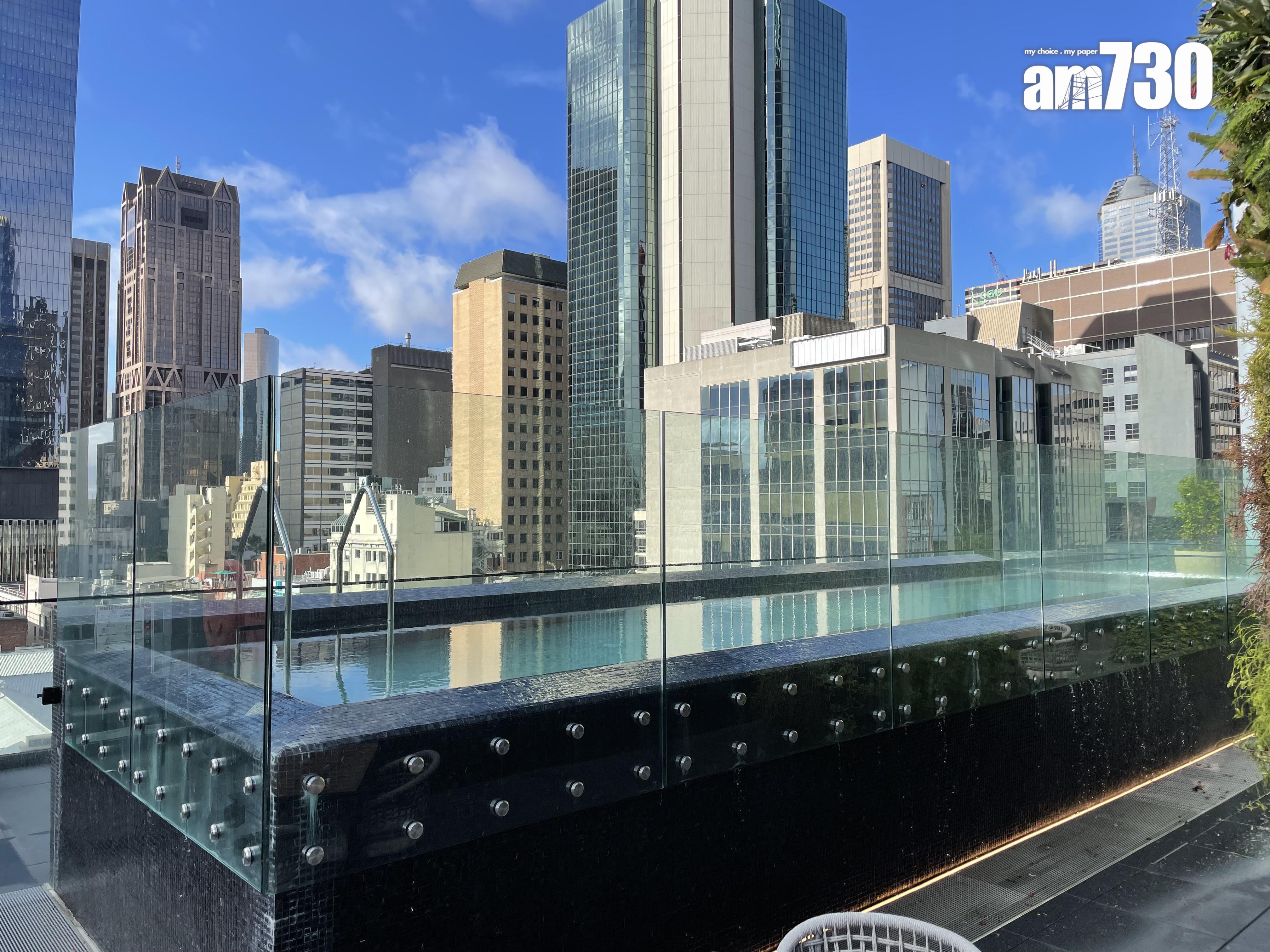 餐廳外面就是酒店泳池。