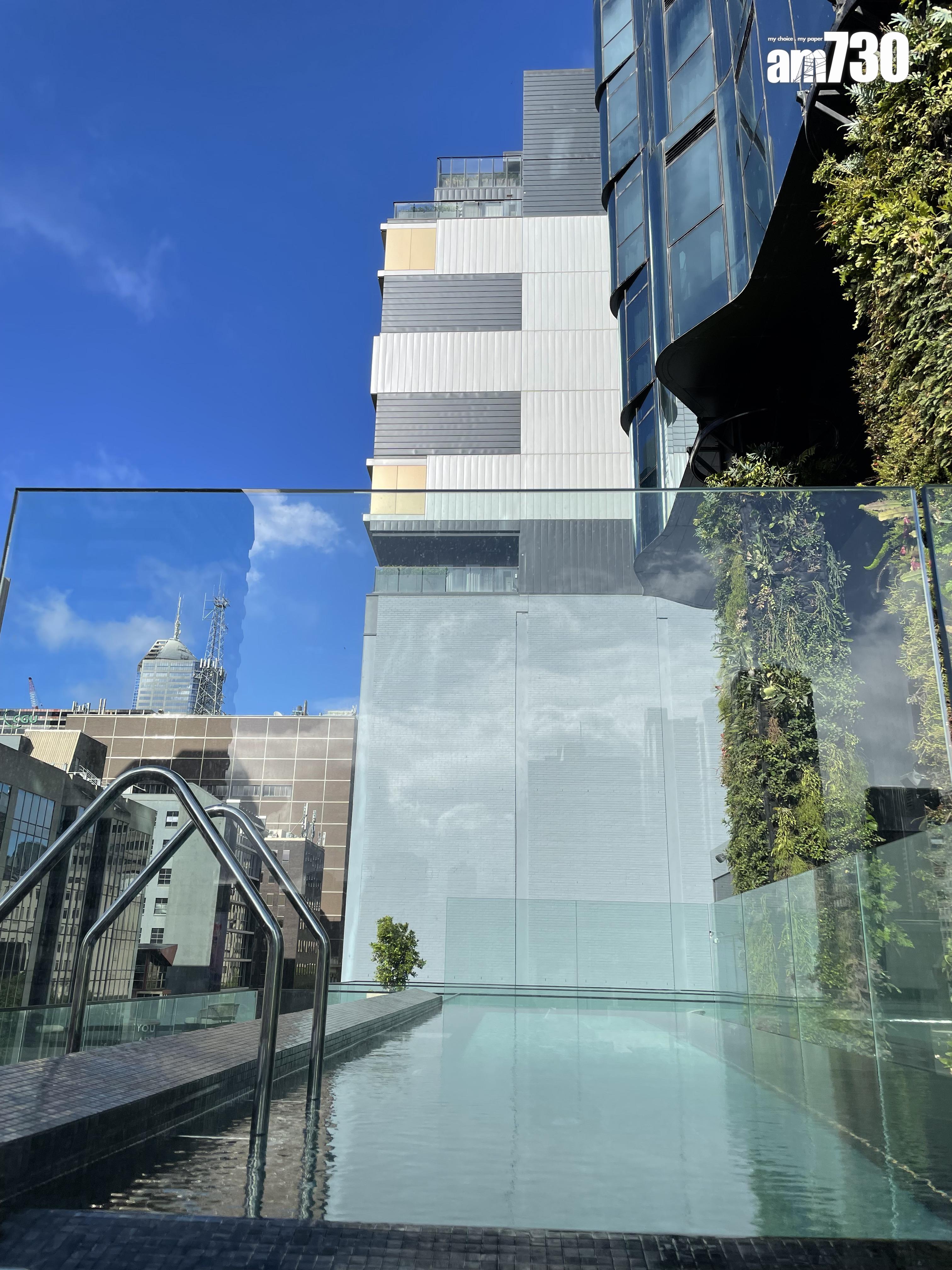 餐廳外面就是酒店泳池。