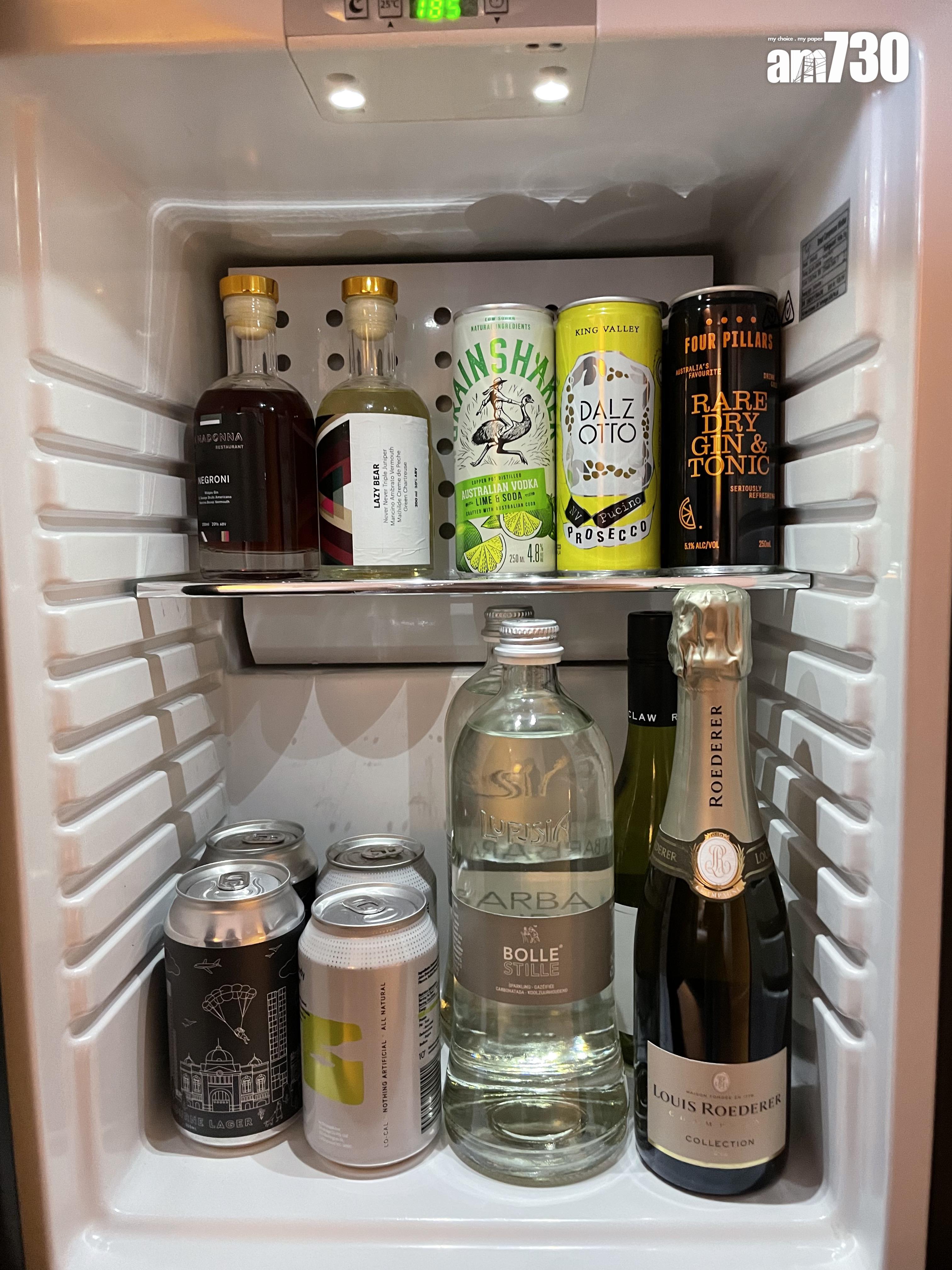 雪櫃有齊不同類型的酒類。