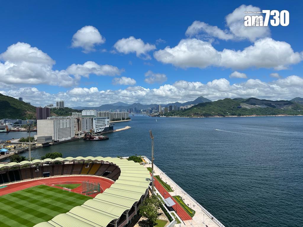 單位主人套房望球場及海景,屬屋苑優質靚景戶。(代理提供)