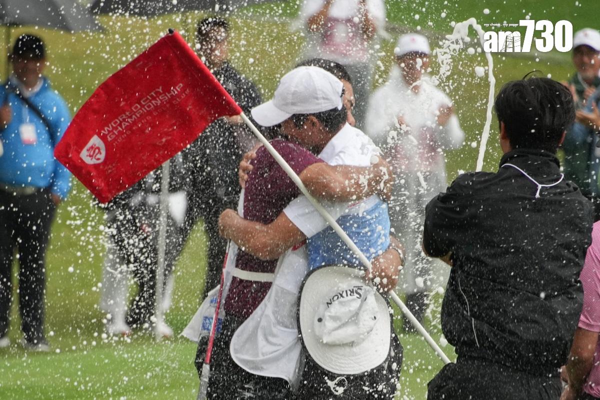 許龍一奪冠後難掩興奮之情,並接受在場眾人祝賀。(李睿哲攝)