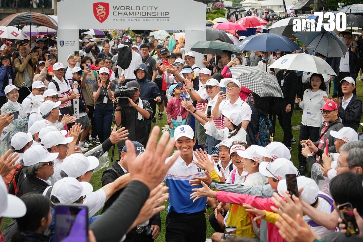 許龍一奪冠後難掩興奮之情,並接受在場眾人祝賀。(李睿哲攝)