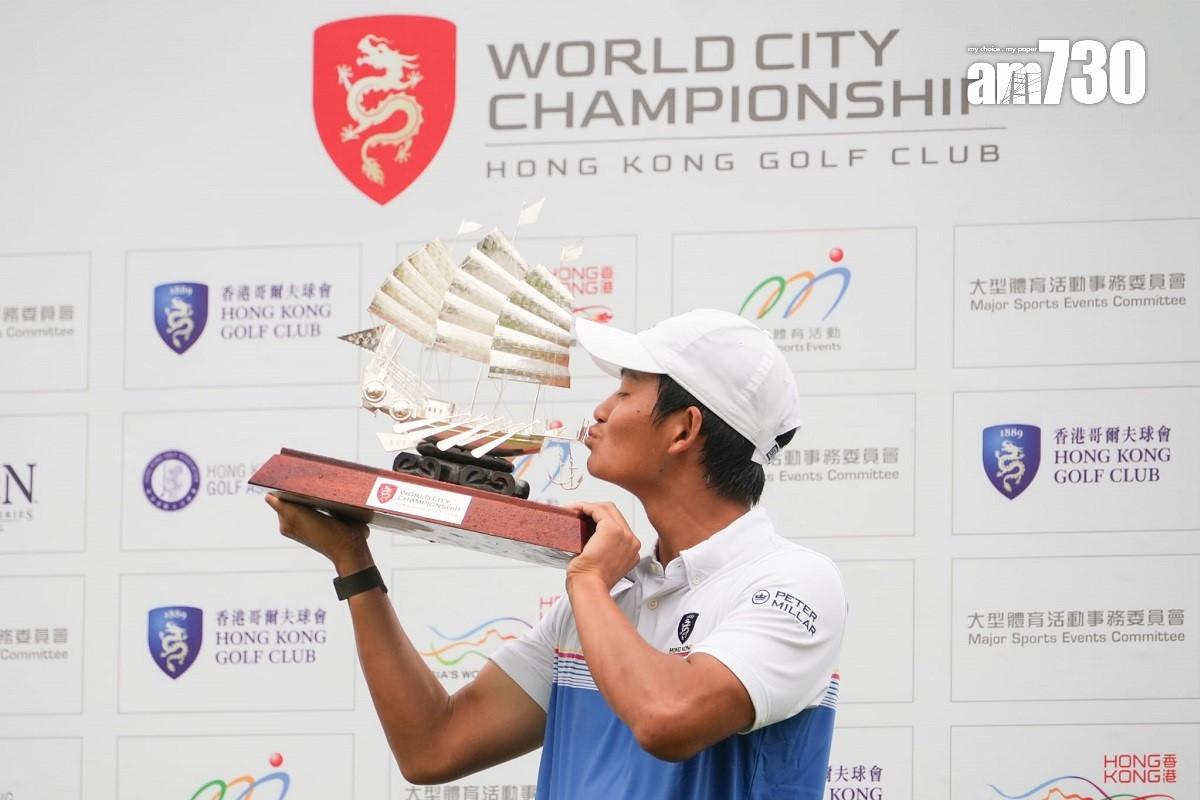 許龍一奪冠後難掩興奮之情,隨即親吻獎盃。(李睿哲攝)