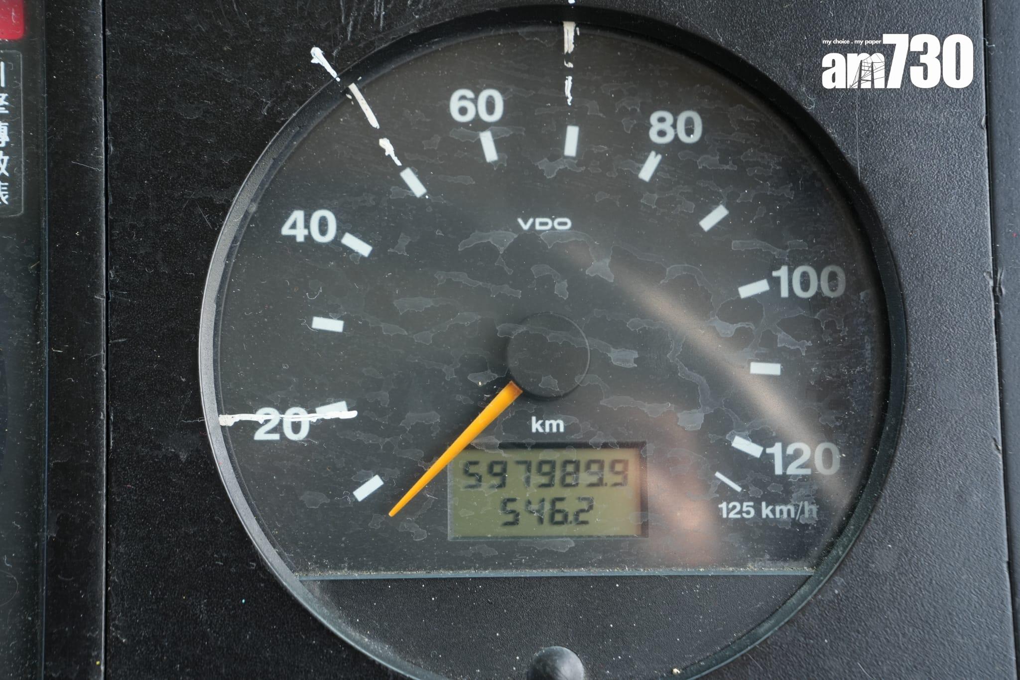 全港最後一部具備潛望鏡九巴「短豬」今退役。(陳奕釗攝)