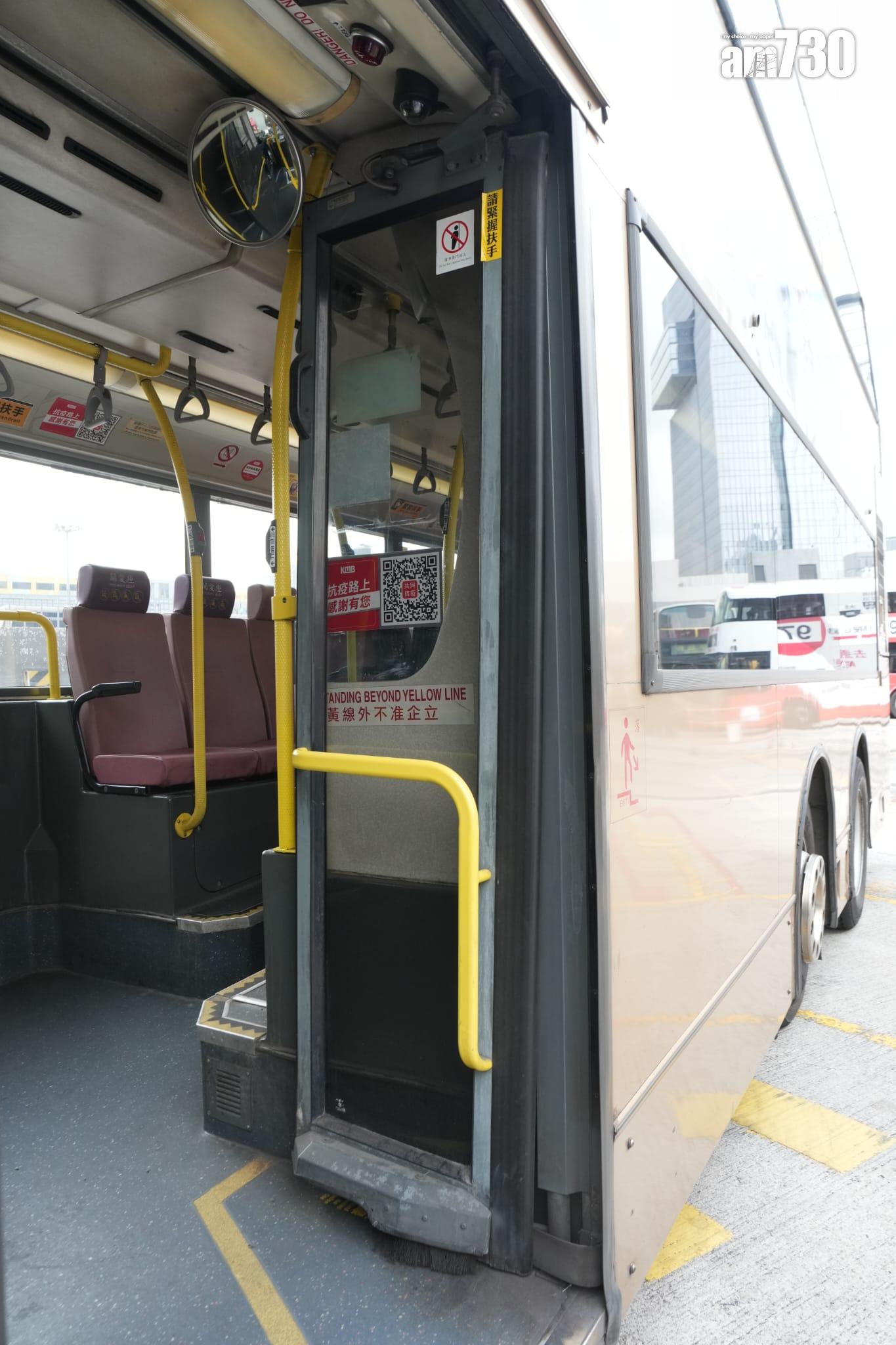 全港最後一部具備潛望鏡九巴「短豬」今退役。(陳奕釗攝)