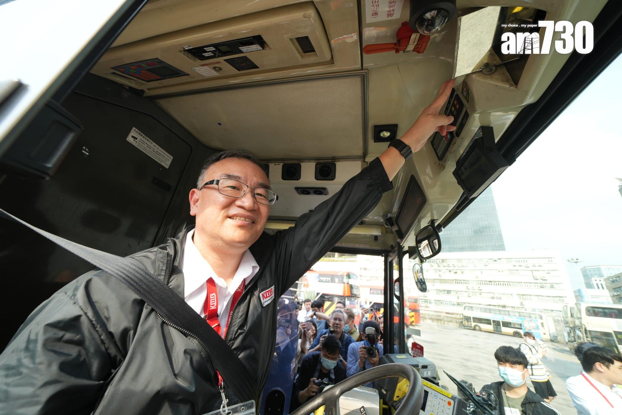 全港最後一部具備潛望鏡九巴「短豬」今退役。(陳奕釗攝)