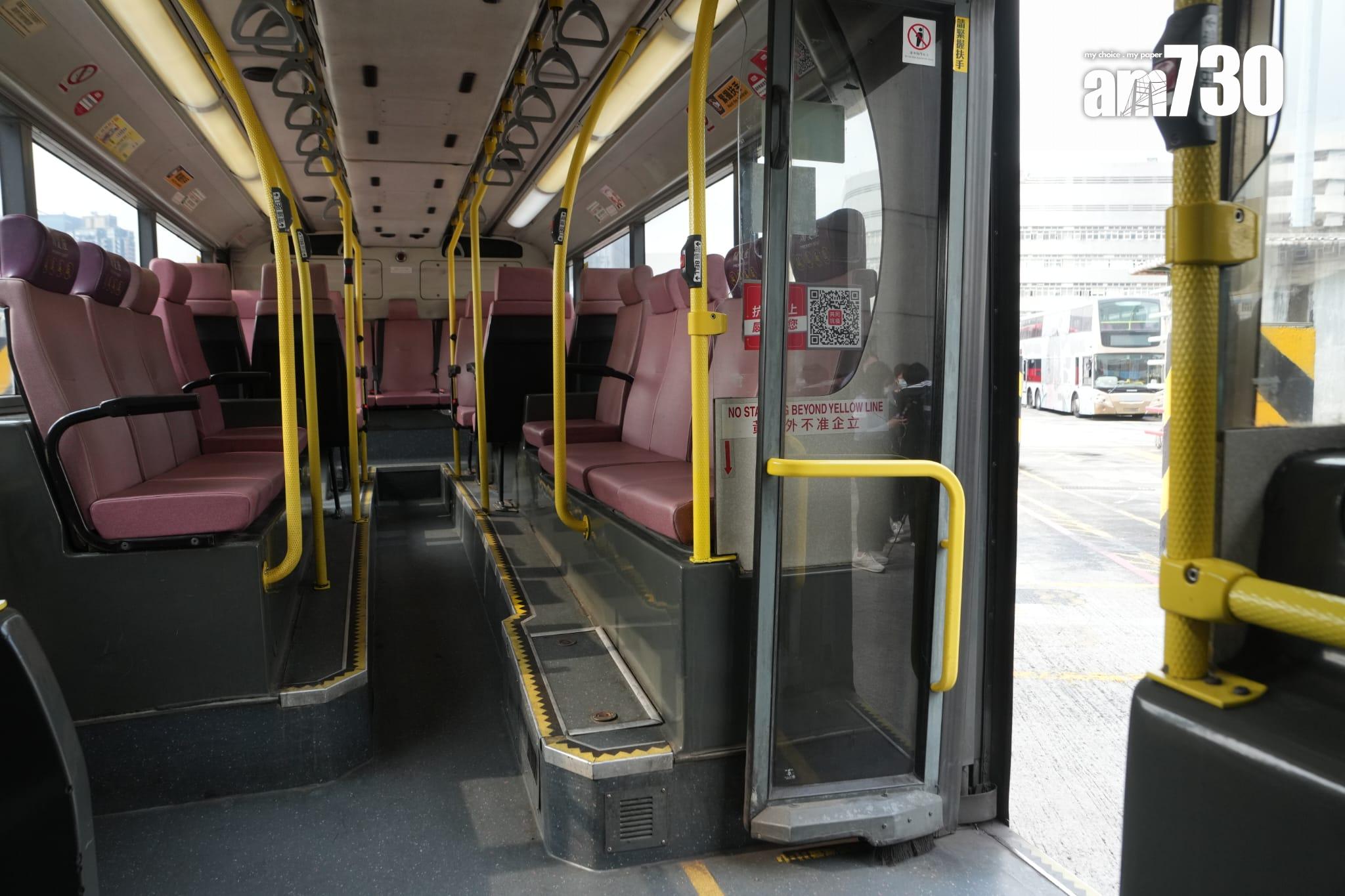 全港最後一部具備潛望鏡九巴「短豬」今退役。(陳奕釗攝)