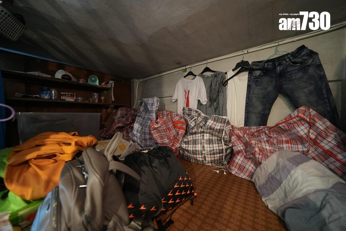 社協在一個唐樓單位設立「一比一」展覽館「侷住體驗館」,還原劏房環境供參加者體驗。(陳奕釗攝)