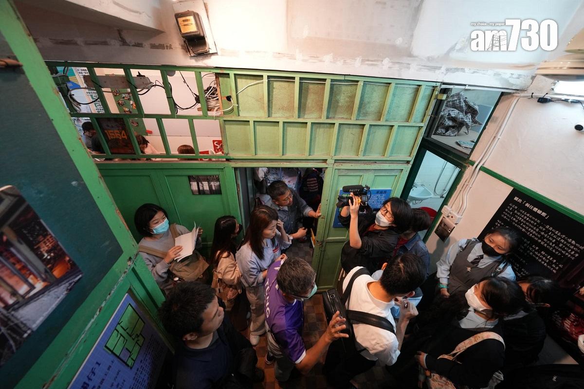 社協在一個唐樓單位設立「一比一」展覽館「侷住體驗館」,還原劏房環境供參加者體驗。(陳奕釗攝)